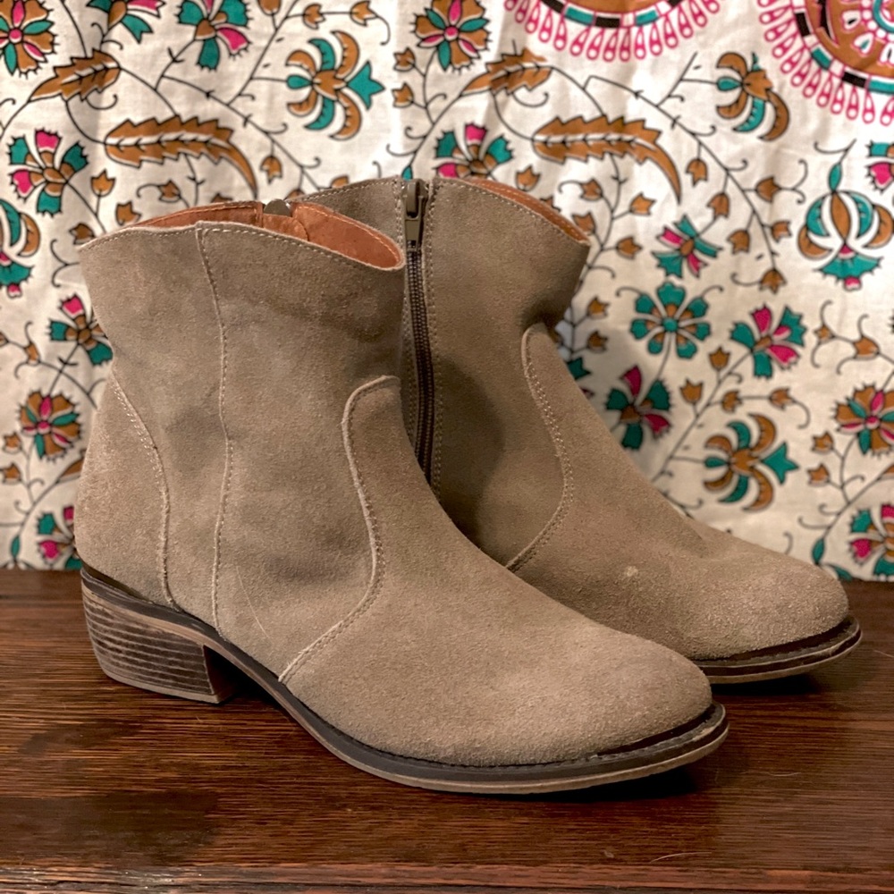 Urban Outfitters suede women’s ankle western boot